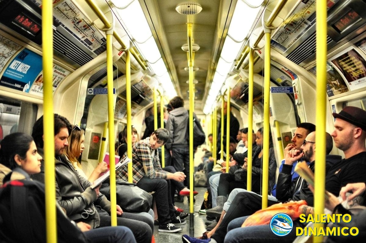 Persone di provenienze diverse sullo stesso mezzo pubblico
